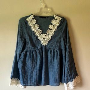 DOE & RAE navy blue babydoll top with lace trim
